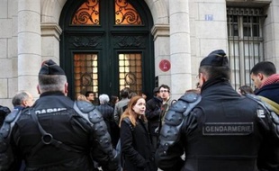 La plupart des cours étaient suspendus lundi à l'université de Paris IV Sorbonne, après la tenue d'une assemblée générale qui a voté le blocage de l'université, a-t-on appris de sources concordantes. Vendredi, Paris-IV avait connu une situation similaire.