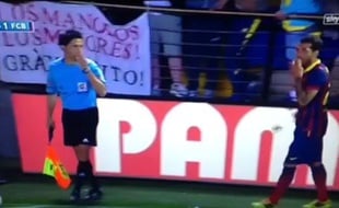 Le défenseur du FC Barcelone mange une banane jetée des tribunes, le 27 avril 2014, à Villareal.