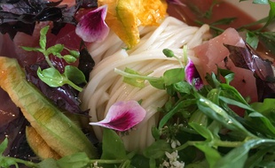 Udon de Nagasaki au gaspacho de tomate, aux légumes croquants et au thon du restaurant Dersou