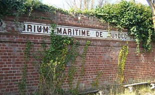 Le mur désormais détruit de l'ancienne halte ferroviaire du sanatorium de Zuydcoote.