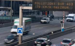 Un panneau recommande d'abaisser la vitesse sur l'autoroute en raison d'un épisode de pollution, à Paris le 12 décembre 2013