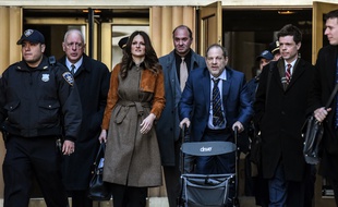 Harvey Weinstein et son avocate à la sortie du tribunal le 14 février.