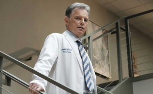 Bruce Greenwood est Dr. Randolph Bell dans la série «The Resident», aussi surnommé «HODAD» pour « Hands of Death and Destruction»