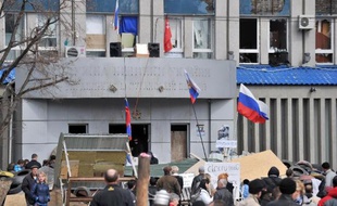 Rassemblement devant les locaux des services secrets où se sont retranchés des militants pro-Russes à Lugansk, à l'est de l'Ukraine, le 9 avril 2014