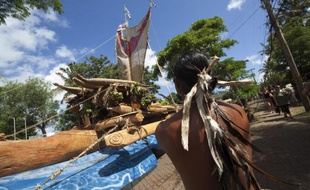 Un homme observe une reproduction de la grande pirogue avec laquelle Hotu Matu, le fondateur de Rapa Nui, est arrivé sur l'île, à Hanga Roa le 12 février 2015