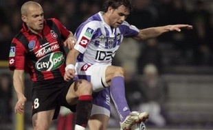 Nice s'est accroché dans le sillage immédiat (1 point) de Nancy. Les Aiglons bafouillaient pourtant, à l'image de Lloris laissant Arribagé marquer du... dos. Mais Ederson, à la 89e minute, recousait le fil de la série azuréenne - 13 matches de rang sans défaite. Le Brésilien courtisé par Lyon veut finir à Nice une saison exceptionnelle (le meilleur classement final de l'OGCN en 20 ans est 6e, en 1989).