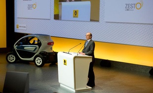 Dominique Thormann, le directeur financier du Groupe Renault, présente Zesto, le premier livret d’épargne de la filiale RCI banque, le 16 février 2012.