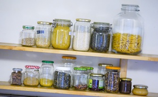 Des produits achetés et conditionnés en vrac.