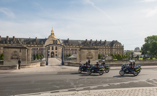 La dépouille du soldat français mort au Mali traversera le pont Alexandre III ce lundi 27 juillet 2020.