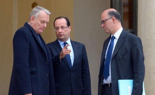 Le ministre de l'Economie et des Finances, Pierre Moscovici, a assuré dimanche que le projet d'une fusion entre l'impôt sur le revenu et la CSG, promesse de campagne de François Hollande, n'était pas enterrée mais qu'il n'y avait pas d'urgence à la réaliser.