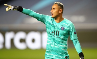 Keylor Navas, de nationalité espagnole, est le gardien de but au Paris Saint-Germain.