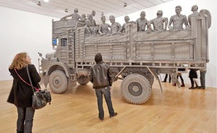 Transit (2010), l'œuvre de Valay Shende faite de bouchons en inox.