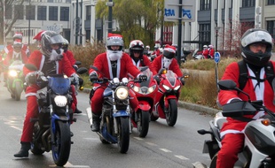 Les pères Noël à moto ont défilé à Nantes ce dimanche