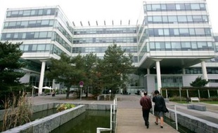 L'inspection du travail a envoyé un "avertissement" au constructeur automobile Renault, envisageant de dresser un procès-verbal pour "harcèlement moral" envers les salariés du Technocentre (Yvelines), a-t-on appris mercredi de source proche du dossier.