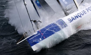 Le Français Armel Le Cléac'h avait comme prévu légèrement augmenté son avance dimanche matin sur ses poursuivants immédiats du Vendée Globe grâce à des vents plus soutenus sur une route un peu plus sud dans l'océan Indien.