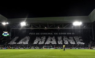 Le tifo finalement assez prémonitoire du kop sud stéphanois, dimanche avant le coup d'envoi du 115e derby.