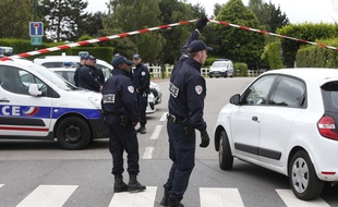 Des forces de police à Magnanville après le meurtre d'un policier et de sa compagne par Larossi Abballa. La famille du terroriste demande l'inhumation de celui-ci à Mantes-la-Jolie (Yvelines). (Illustration)