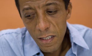 Brahim Naït-Balk évoque, dans «Un homo dans la cité», les insultes et agressions dont il a été victime dans les cités d'Aulnay et de Sèvres.