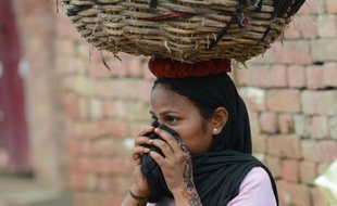 Un panier d'excréments sur la tête, Kela avance dans un flot d'eaux usées et monte sur un tas d'ordures pour déverser son chargement puant. Chaque jour, cette Indienne vide des toilettes dans des conditions déplorables, un "métier" d'intouchables que le pays veut abroger.