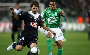 Le footballeur argentin Diego Placente (à g.) lors d'un match contre Saint-Etienne le 3 octobre 2010.