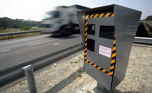 Un radar automatique au bord d'une route en France.