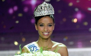 Flora Coquerel, franco-béninoise âgée de 19 ans, a été élue Miss France 2014 dans la nuit de samedi à dimanche à Dijon, et s'est dite "fière de représenter une France cosmopolite", après sa victoire.
