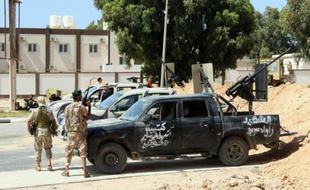 Les forces gouvernementales libyennes prennent position à Syrte, le 11 juin 2016 pour combattre les jihadistes de l'EI