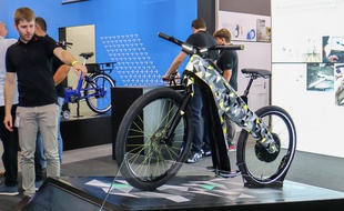 Après BMW et Hyundai plus tôt dans l’année, Skoda se lance à son tour dans la nouvelle mobilité avec cet original vélo électrique sans pédales baptisé Klement