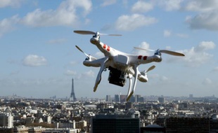 Un drone vole au-dessus de Saint-Cloud, près de Paris, le 27 février 2015.