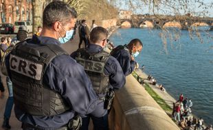 A Toulouse, des CRS surveillent les berges de la Garonne très fréquentées, le 27 février 2021.