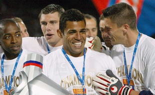 Sonny Anderson (ici entouré de Sidney Govou, Rémy Vercoutre et Grégory Coupet) a permis à l'OL de changer de dimension, obtenant deux L1 avec le club lyonnais.