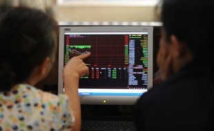 Des investisseurs chinois regardent les cours de la Bourse, le 3 juillet 2015 à Wuhan