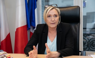 Marine Le Pen dans son bureau de l'Assemblée répond à nos questions.