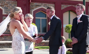 En pleine cérémonie de mariage, le petit garçon a été pris d'une envie qui ne pouvait pas attendre.