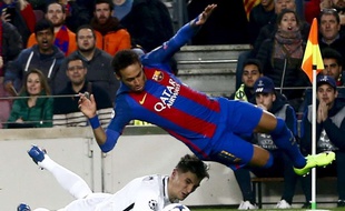 Thomas Meunier concède un penalty face à Neymar, lors de Barcelone-PSG (6-1) en 8e de finale retour de Ligue des champions, le 8 mars 2017.