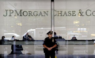 La première banque américaine JPMorgan Chase a annoncé vendredi que sa perte sur les marchés financiers avait atteint 4,4 milliards de dollars, soit plus de deux fois le montant annoncé au départ, et accusé certains "individus" d'avoir cherché à cacher cette déconvenue.