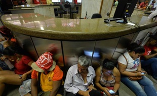 Des membres du mouvement des travailleurs sans domicile brésilien à l'intérieur du ministère de l'économie après une manifestation à Sao Paulo le 23 septembre 2015