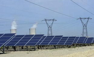 Après la hausse des prix du gaz, une autre mauvaise nouvelle pour la facture énergétique des Français est tombée vendredi: la Commission de régulation de l'énergie (CRE) a prévenu qu'une taxe sur l'électricité grimpera après 2012 en raison du boom des panneaux solaires.
