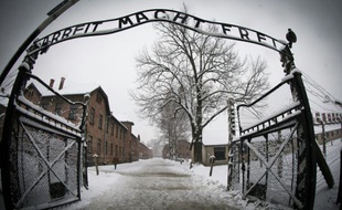 L'entrée du camp d'extermination Auschwitz-Birkenau portant l'inscription "Arbeit macht frei" (Le travail rend libre), à Oswiecim, en Pologne, le 25 janvier 2015