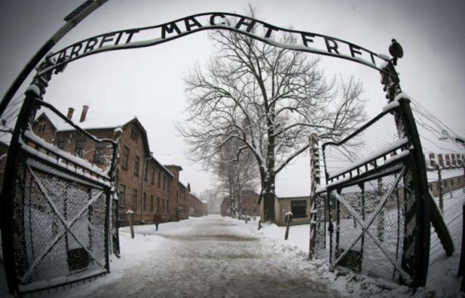 Le Travail Rend Libre En Allemand Shoah: Israël accuse la Pologne de vouloir «changer l'histoire» des