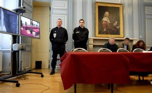 Le dispositif de visioconférence au procès de l’affaire Sullivan.