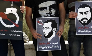 La Cour suprême d'Israël a rejeté lundi l'appel de deux détenus palestiniens en grève de la faim depuis 69 jours contre leur maintien en détention administrative, selon des sources concordantes.