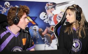 Lhira Ahm (à droite) commente les rencontres de Clash Royale.