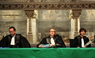 La présidente de la Cour d'appel de Poitiers arrive au tribunal pour annoncer les réquisitions dans le procès Xynthia le 1er décembre 2015