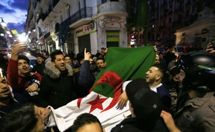 De jeunes Algériens défilent dans le centre d'Alger
après l'annonce du retrait d'Abdelaziz Bouteflika de la course présidentielle, le 11 mars 2019.