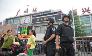 Des membres des forces de sécurité chinoises montent la garde devant la gare de Canton, scène d'une nouvelle attaque à l'arme blanche, le 6 mai 2014
