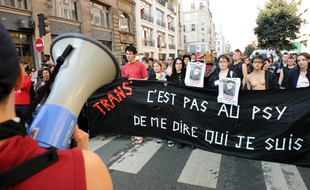 Des personnes manifestent lors de la 12e édition de "Existrans", la marche des personnes transsexuelles et transgenres le 11 octobre 2008 à Paris.