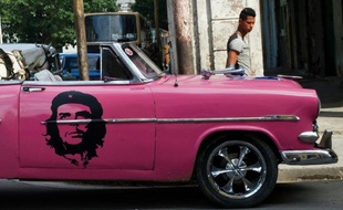 Une vieille voiture américaine à la Havane. Le tourisme à Cuba est en plein essor depuis le dégel des relations avec les Etats-Unis
