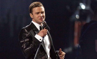 Justin Timberlake interprète son nouveau titre «Mirrors» aux Brits Awards à Londres, le 20 février 2013.