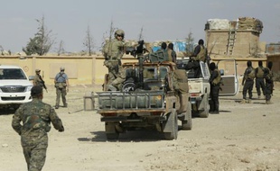 Des militaires identifiées comme des membres des forces démocratiques syriennes sont présentes dans le village de Fatisah, nord de la province de Raqa, le 27 mai 2016